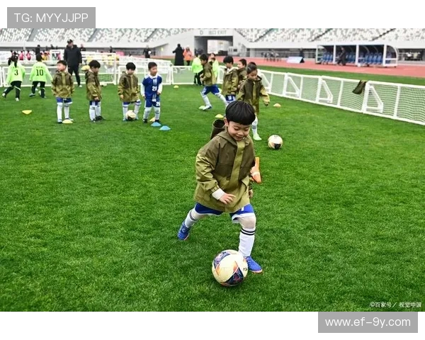 四岁小孩能否踢足球 如何培养孩子的运动兴趣与技能